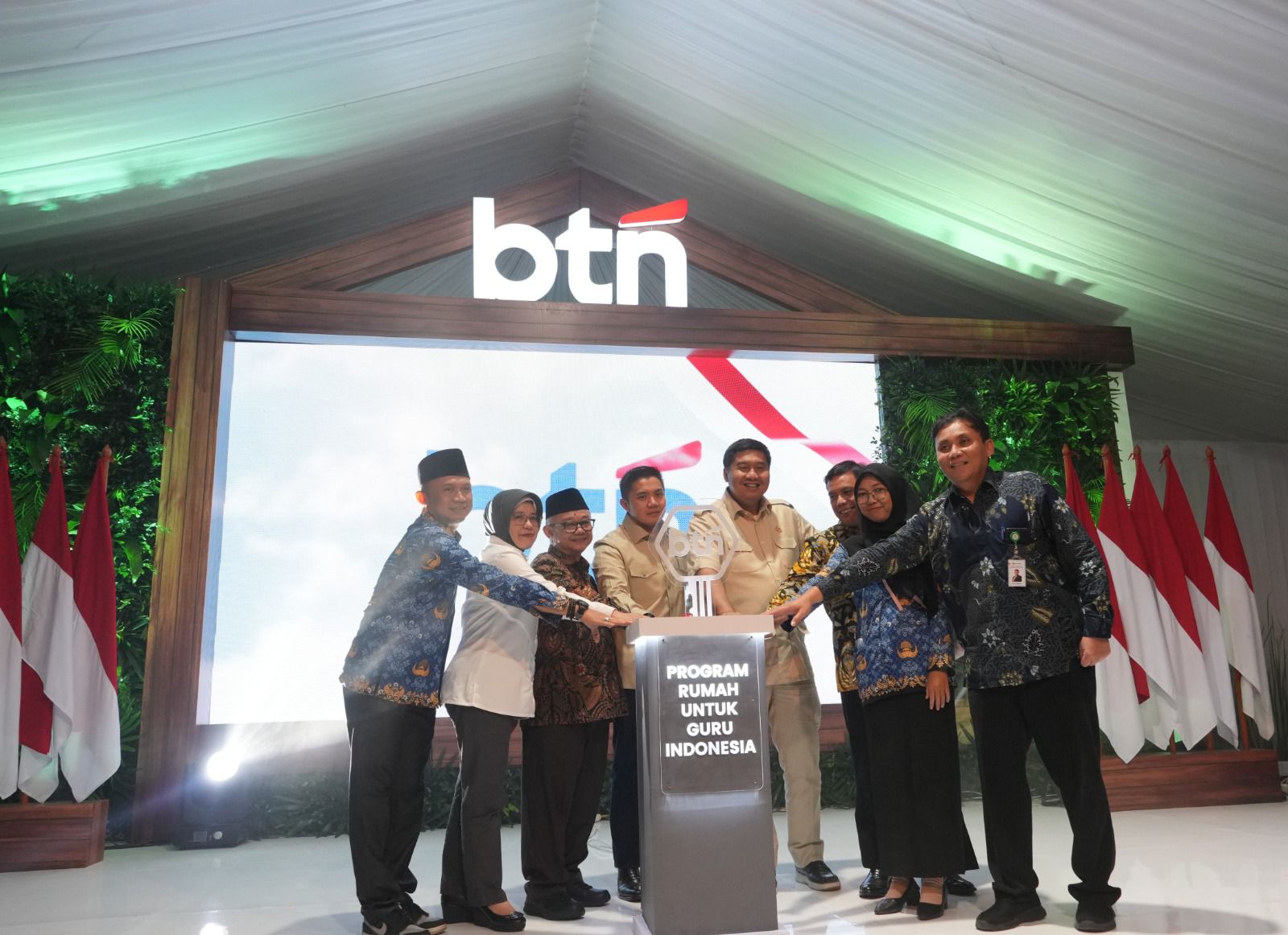 Pemerintah Serahkan Kunci Rumah Bersubsidi untuk Guru Serentak di 8 Provinsi