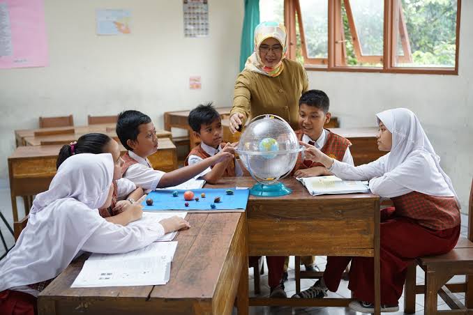 Capaian Kebijakan Penyaluran Tunjangan Secara Langsung Ke Rekening Guru Berhasil Lampaui Target Nasional
