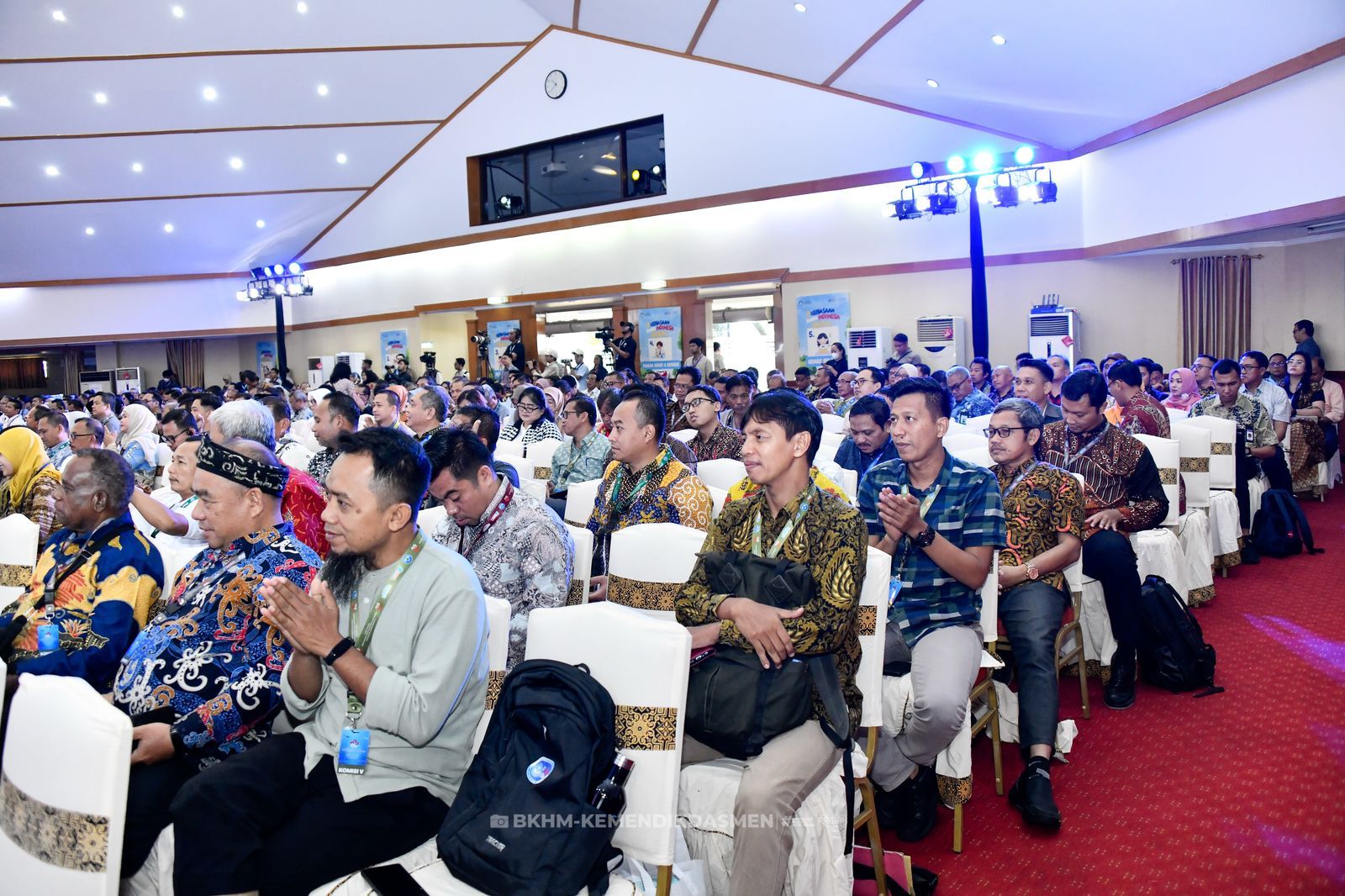 Mendikdasmen Terima 8 Hasil Rekomendasi Komisi dalam Konsolnas Pendidikan Dasar dan Menengah 2025