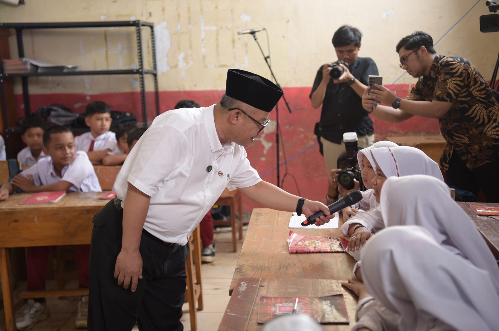 Sapa Murid di Bogor, Mendikdasmen Budayakan Jaga Lingkungan dan Hormati Guru